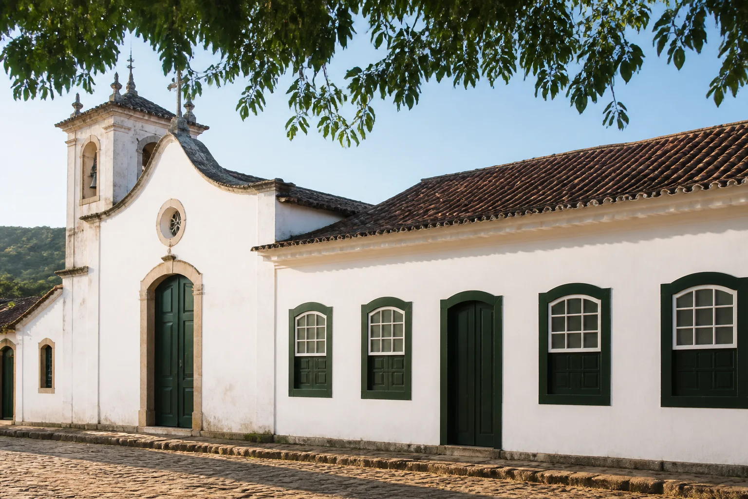 Centro cultural instalado em construção histórica com portas verdes